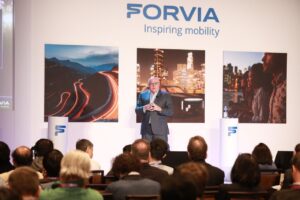 Faurecia commence à se désengager du moteur thermique