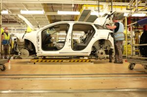 La filière automobile face au défi de la voiture électrique accessible