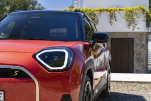 Tesla, BMW, SAIC, Geely et BYD attaquent l